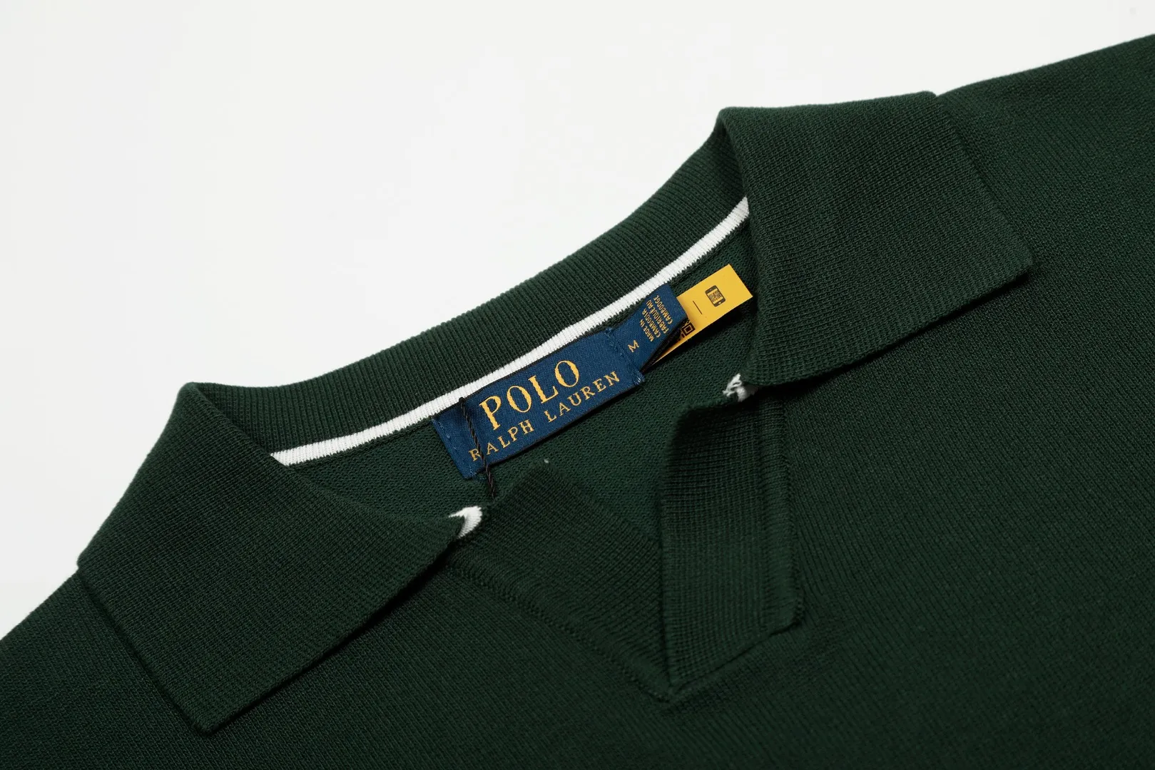 P160 💰 "Top quality" Style number: DS611# (on sale all year round) [Ralph Lauren striped pony embroidered small V-neck knitted POLO short sleeves] ✅Ralph Lauren pinstriped small V-neck ice silk knitted POLO lapel short sleeves ✅Main supply platform live broadcast Wholesale entities ✅ZP quality 1:1 version Scan the code to enter the GF website Counter quality ✅Detailed quality The only one in Guangzhou Imported quality cotton yarn Focus on high-end, cost-effective, and good quality. Needless to say, the version is restored to the original. Loose, comfortable and stress-free. Simple is high-end. Classic is eternal. ✅The upper body is simple and easy to match. A must-have for men and women. Good-looking clothes are never picky. A must-have in the wardrobe. Size: S-XL. Color: Black, White, Green.